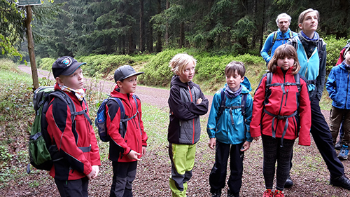 Die DRK Bergwacht Kids bei der Kräuterwanderung