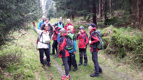 Die DRK Bergwacht Kids bei der Kräuterwanderung